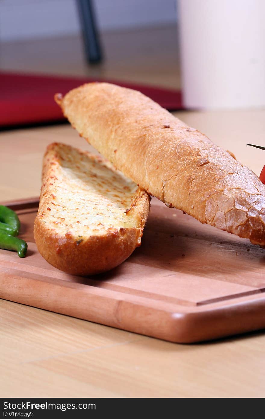 Garlic bread and tomatoes