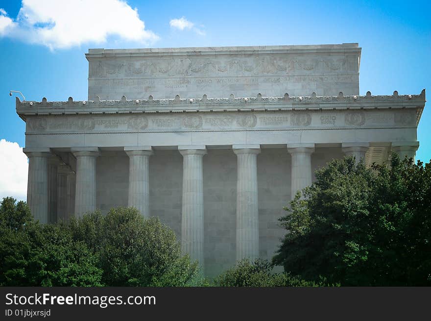 Lincolns Memorial against a blue sky.