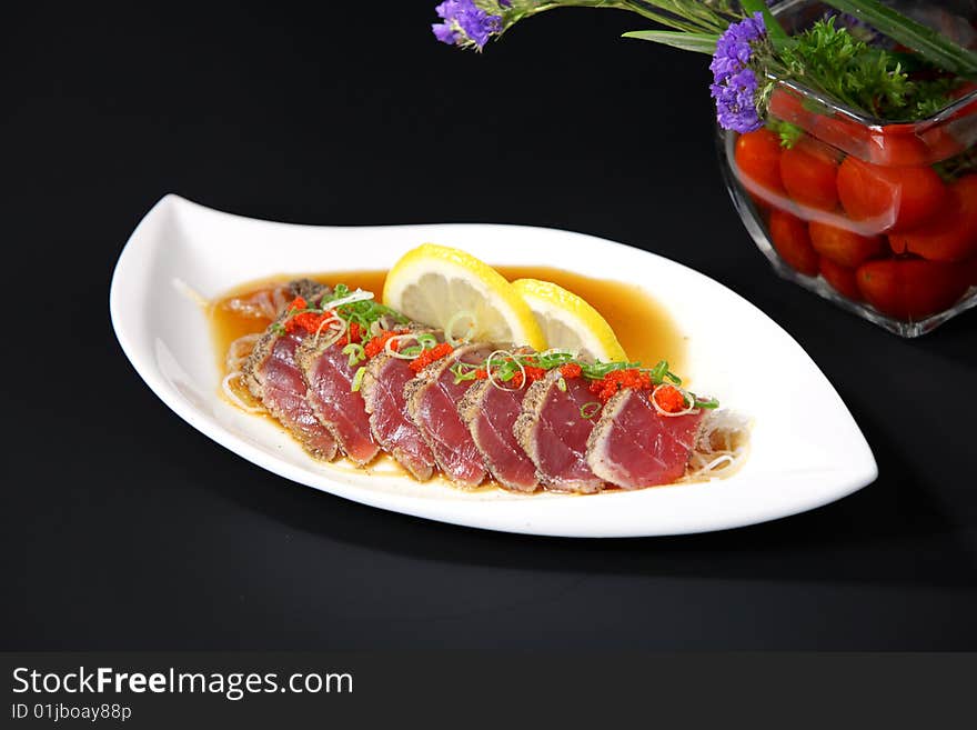 A kind of japanese cuisine: Sliced tuna grilled with pepper