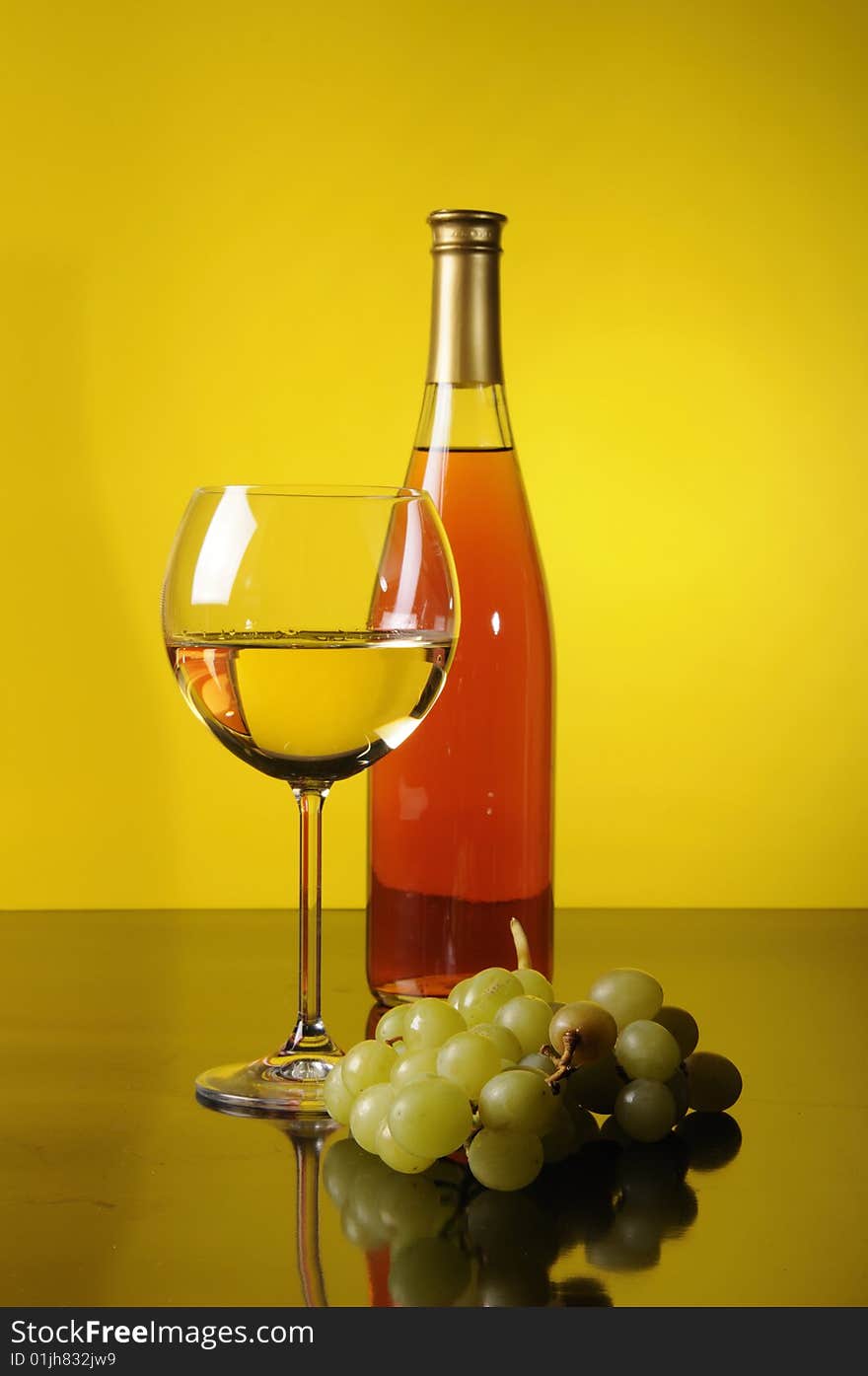 Grapes, bottle and glass of wine