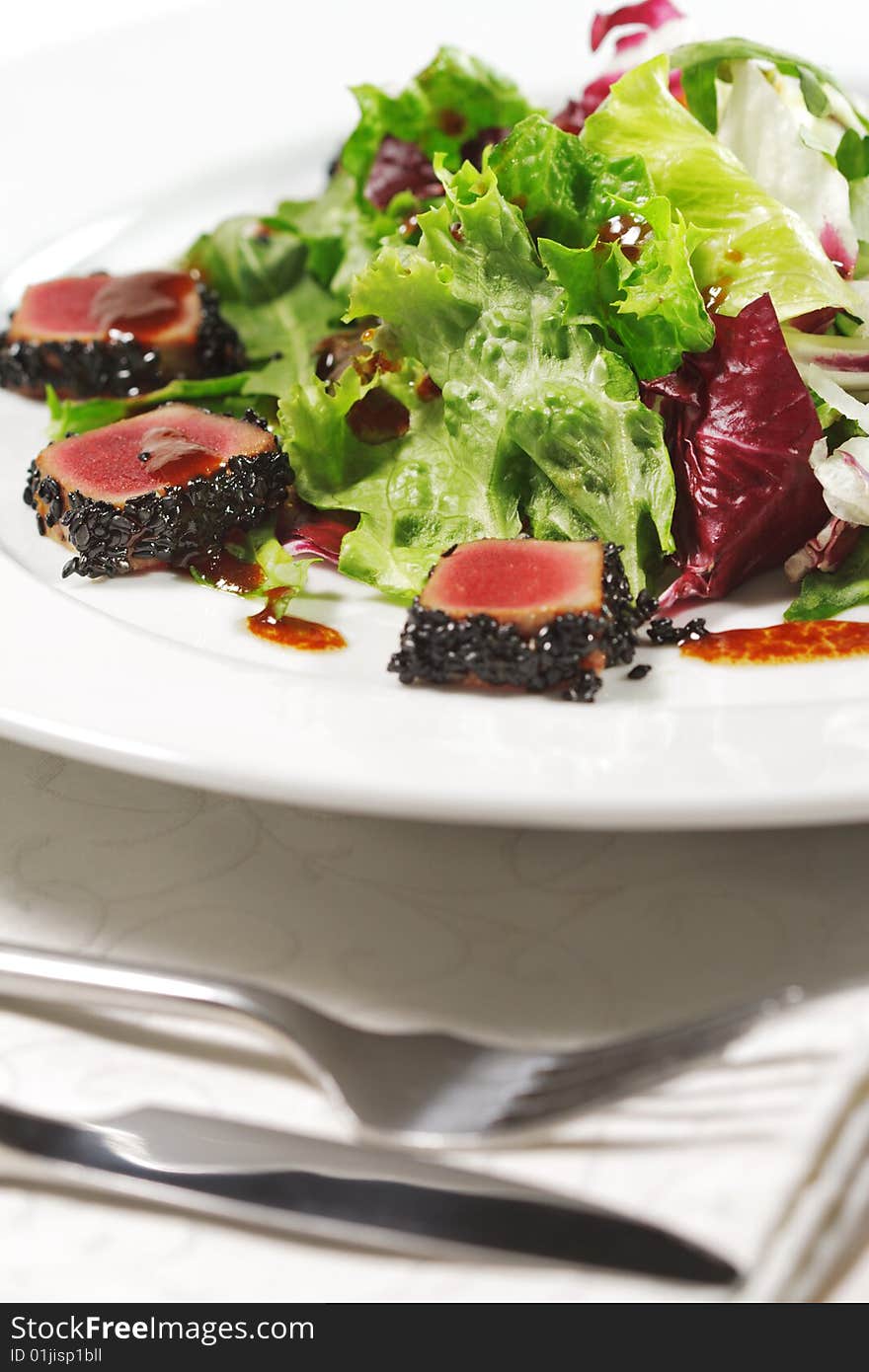 Salad - Tuna With Vegetable Leaf