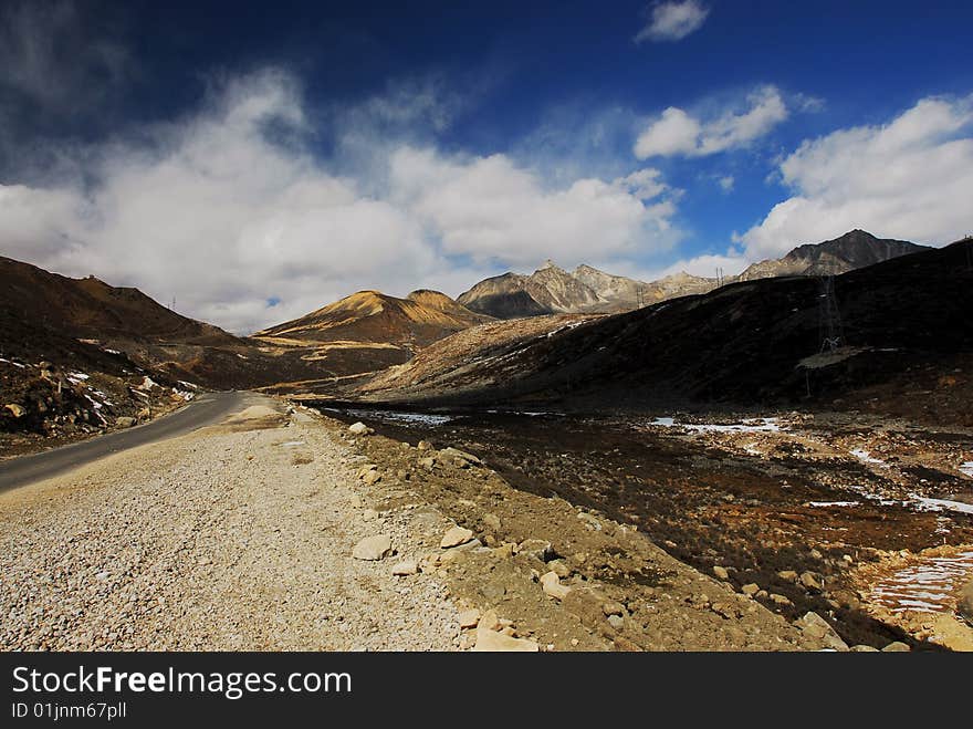 Zhe Duo Mountain, 4200m from sea, a snow mountain in Sichuan province. Zhe Duo Mountain, 4200m from sea, a snow mountain in Sichuan province