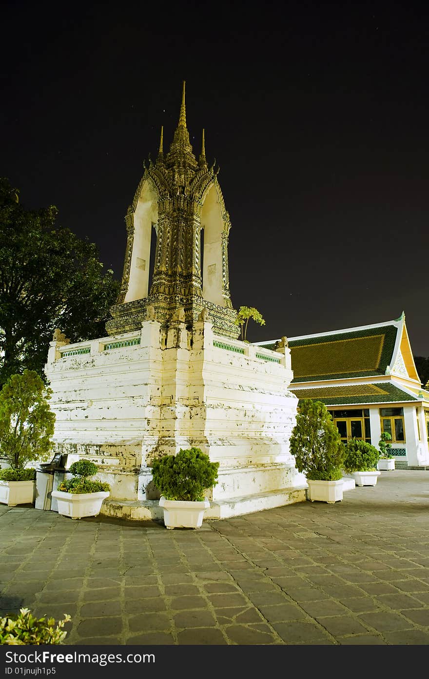 Monument at reclining buddha temple