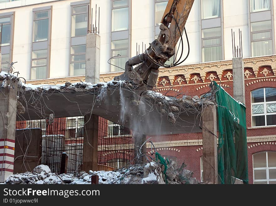 Heavy dredger demolishes building