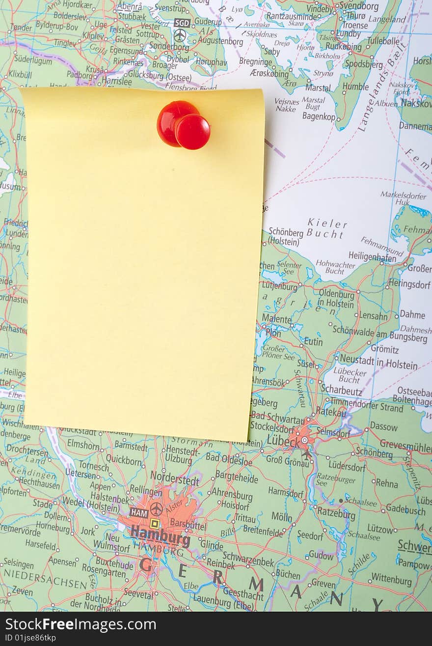 Yellow Note and red pin on map of Hamburg