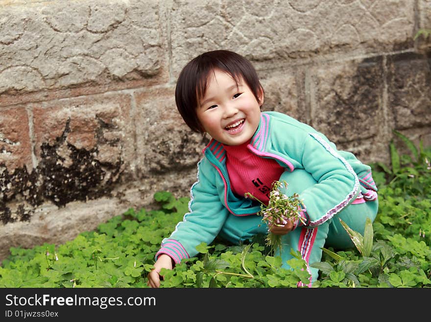 The lovely  little girl in the park.