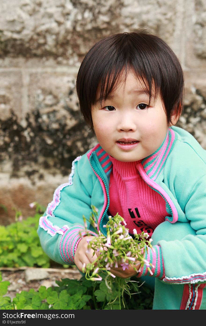 The lovely  little girl in the park.