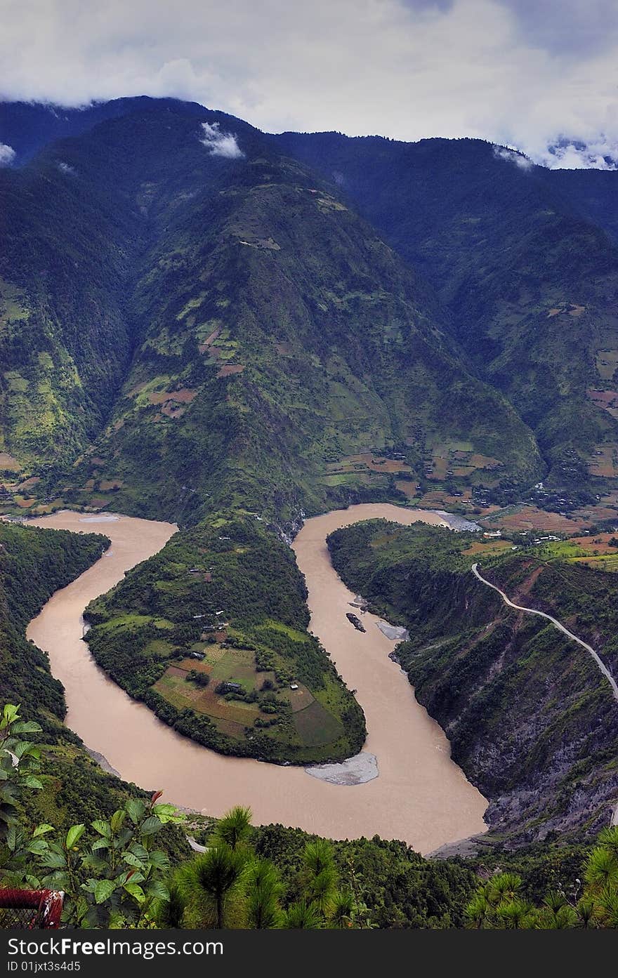 River Valley scenery peculiar of The River Nu