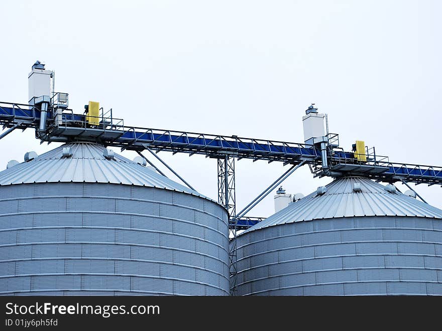 Grain terminal tanks in a port