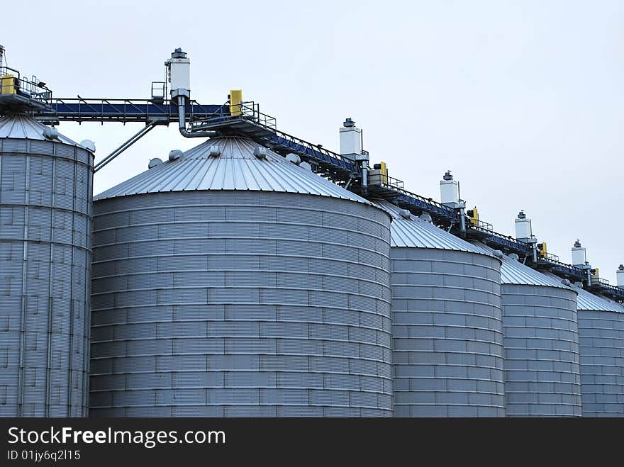 Grain terminal tanks in a port