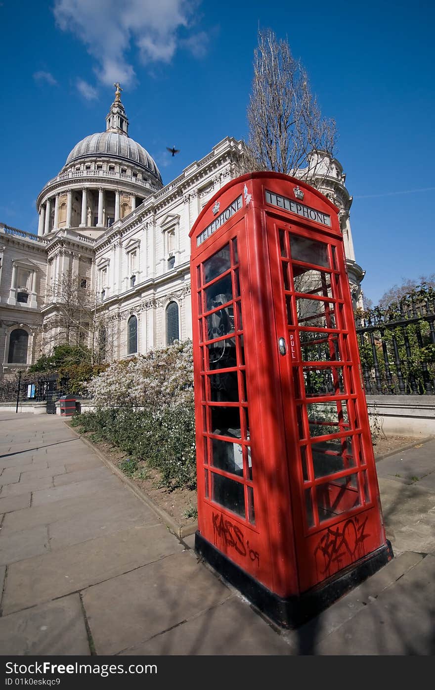 St Pauls and a red phonebooth