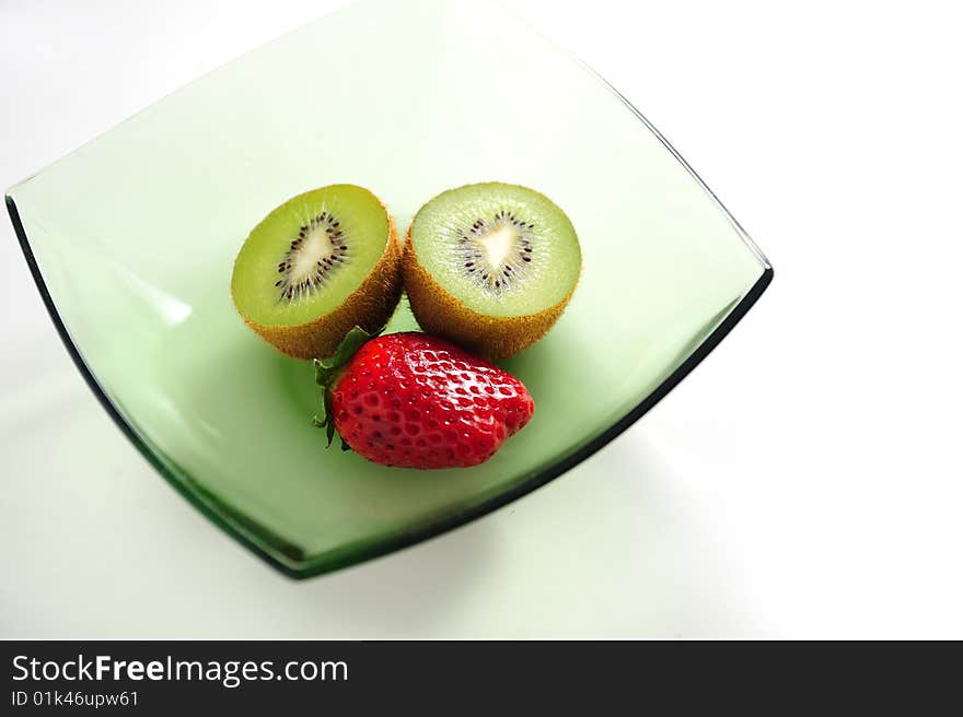 Kiwi and strawberry in a green plate