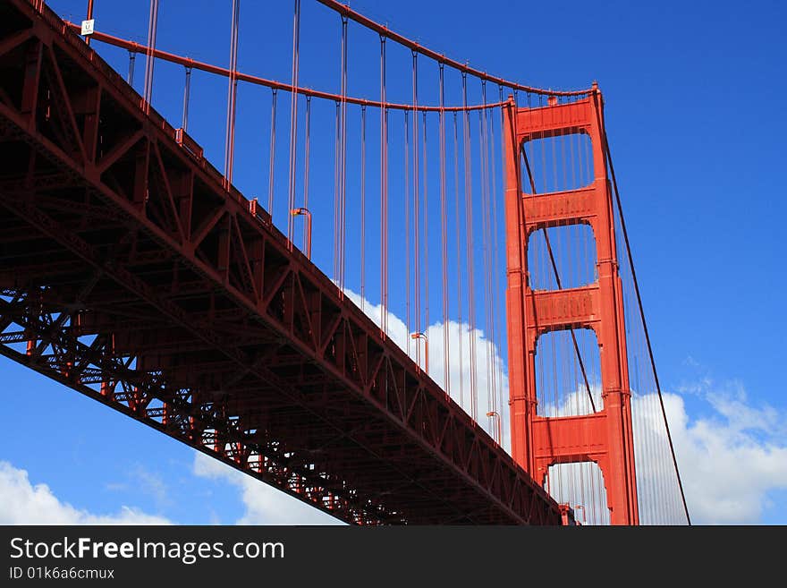 USA, San Francisco- Golden Gate Bridge from below