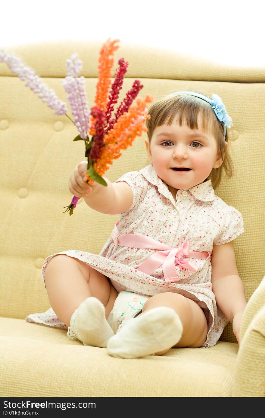 Girl gives the flowers