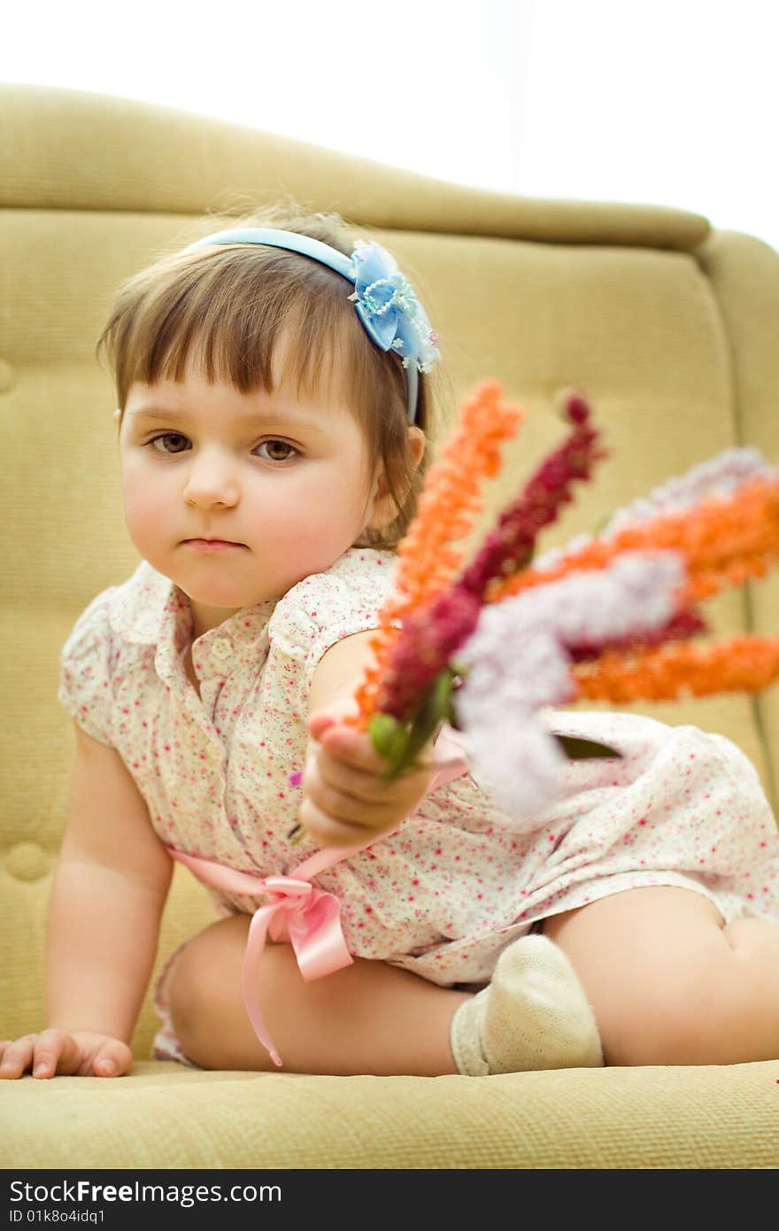 Girl gives the flowers