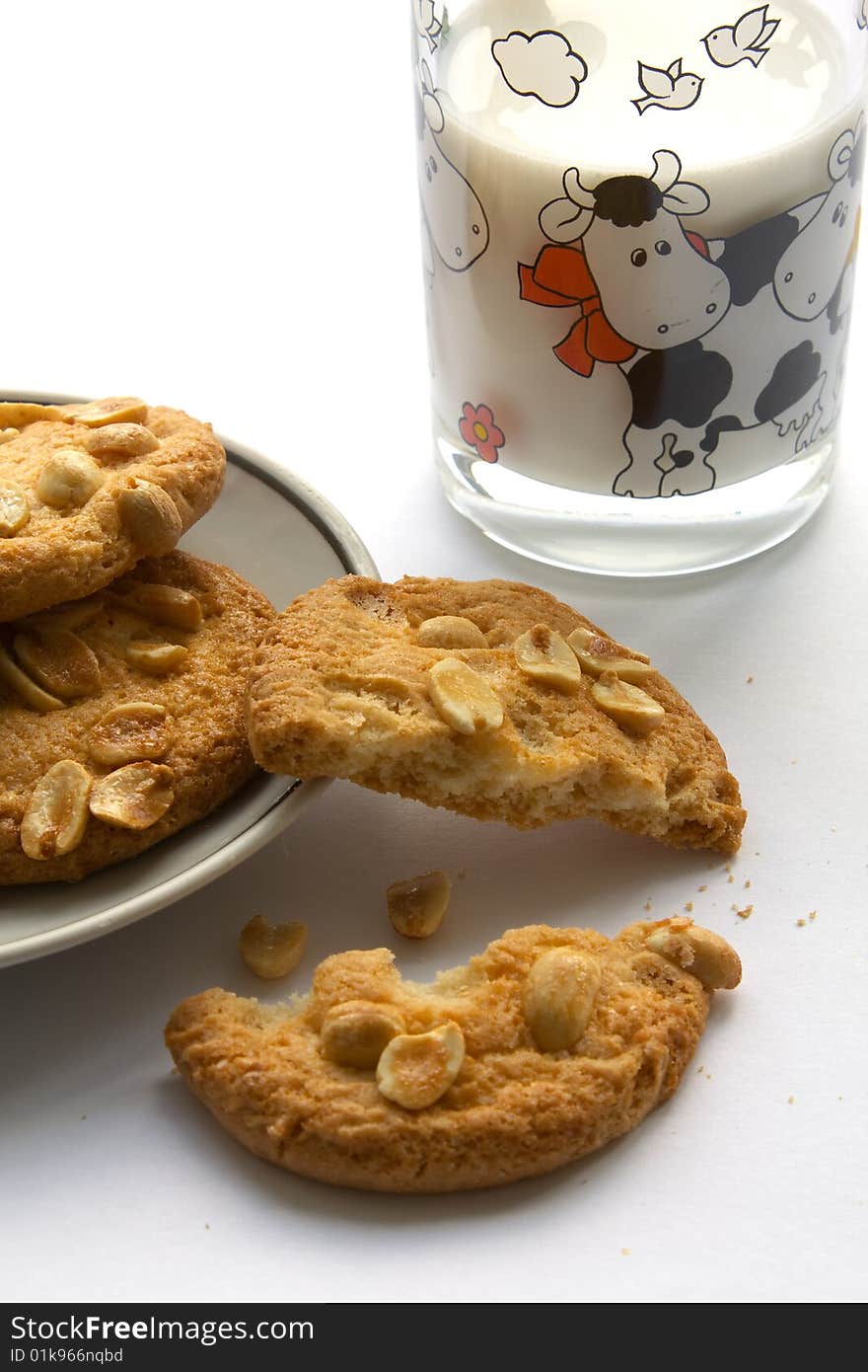 Peanut cookies with milk