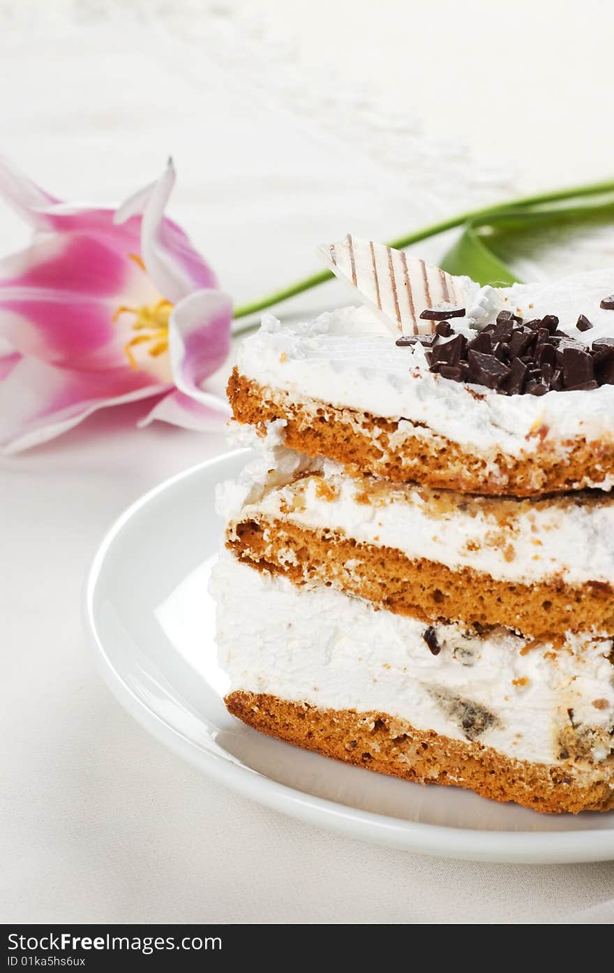 Cake and tulip on the white tablecloth