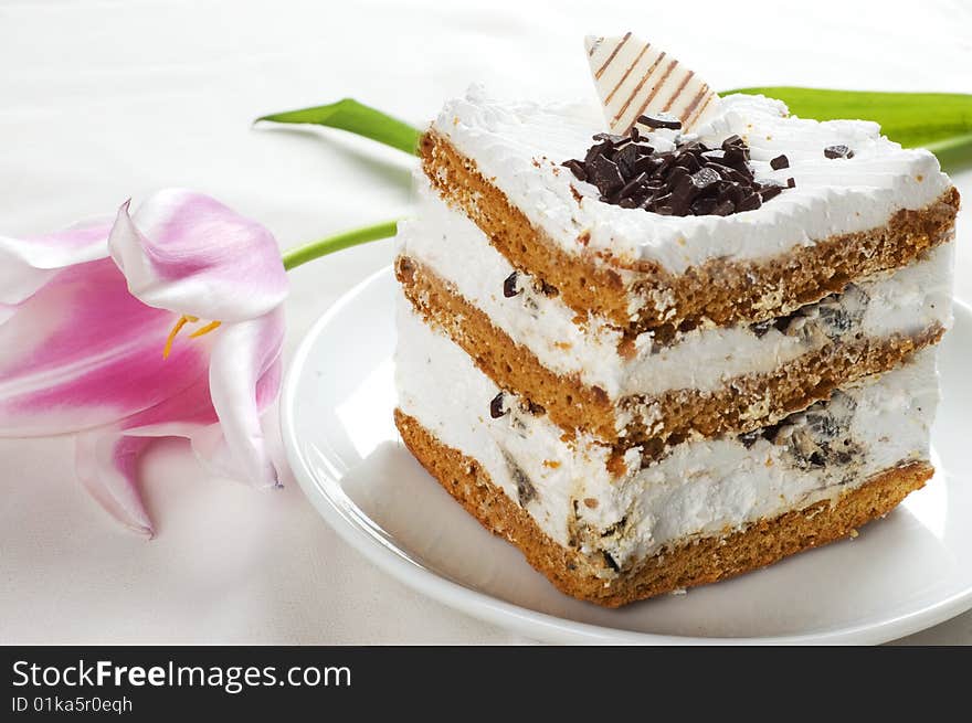 Cake and tulip on the white tablecloth