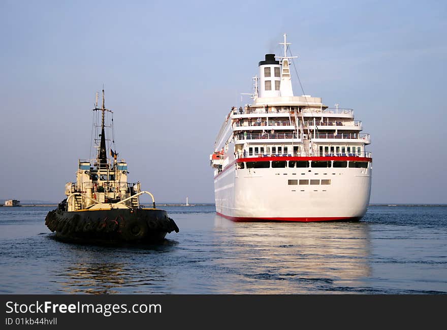 Tow sees off the passenger ship