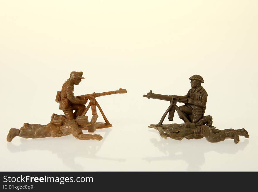 British and German toy soldiers with heavy machine guns