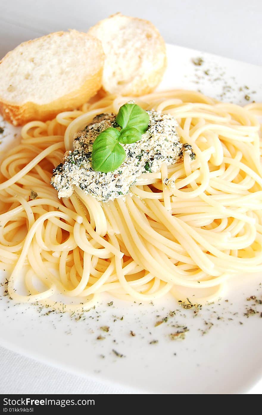 Spaghetti with pesto sauce