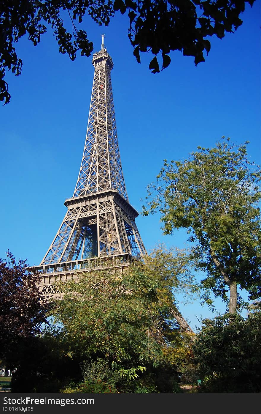 Tour d'Eiffel in the blue sky