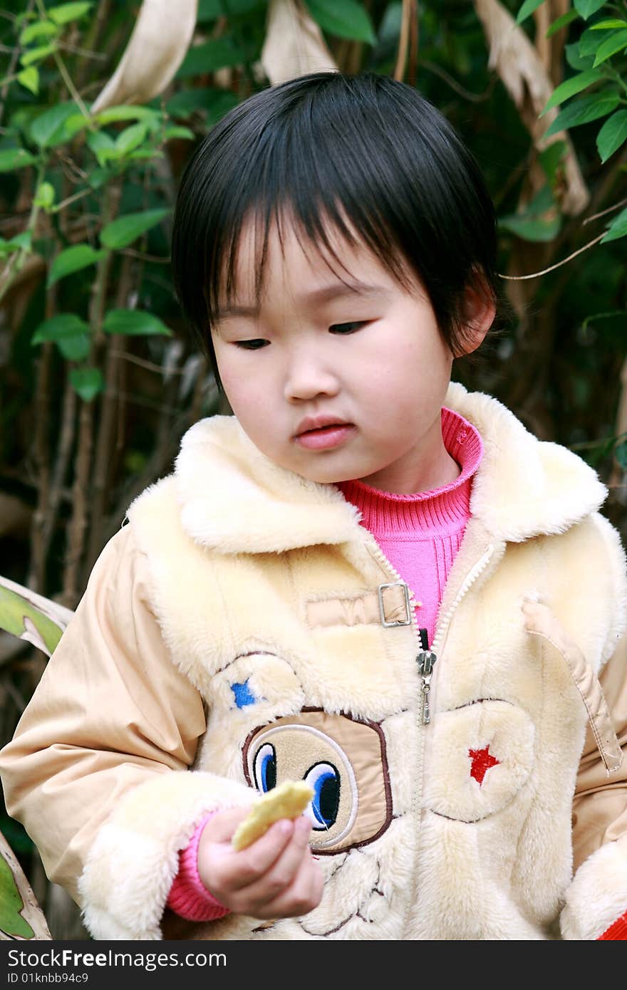 The lovely  little girl in the park.