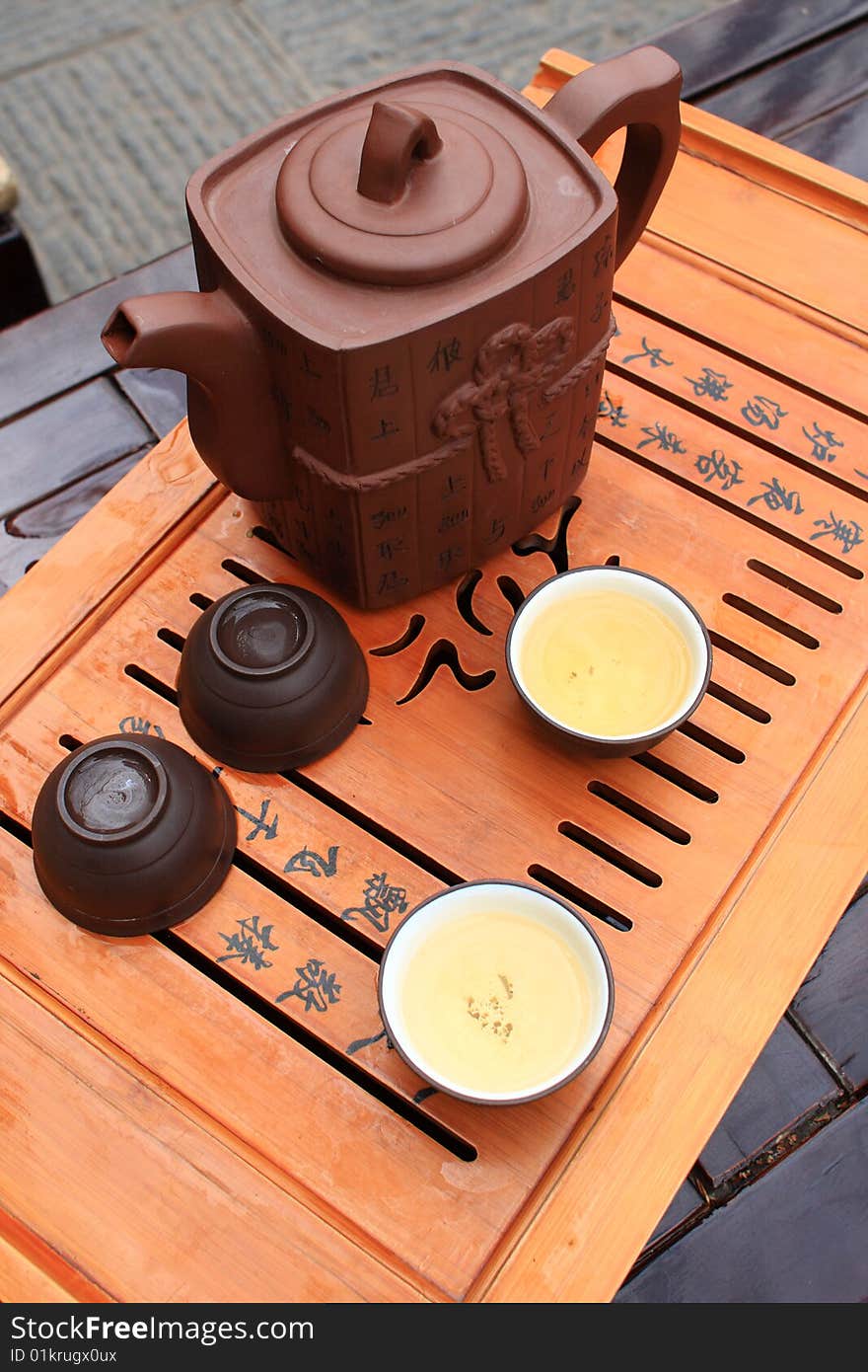 Teapot and cups filled with tea