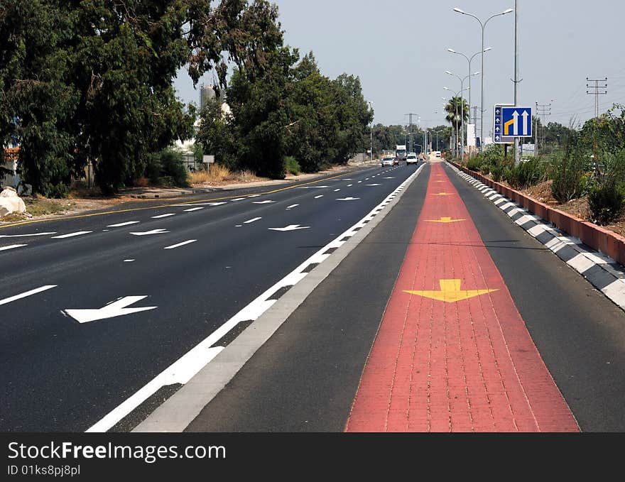 Wide road with white and yellow arrows