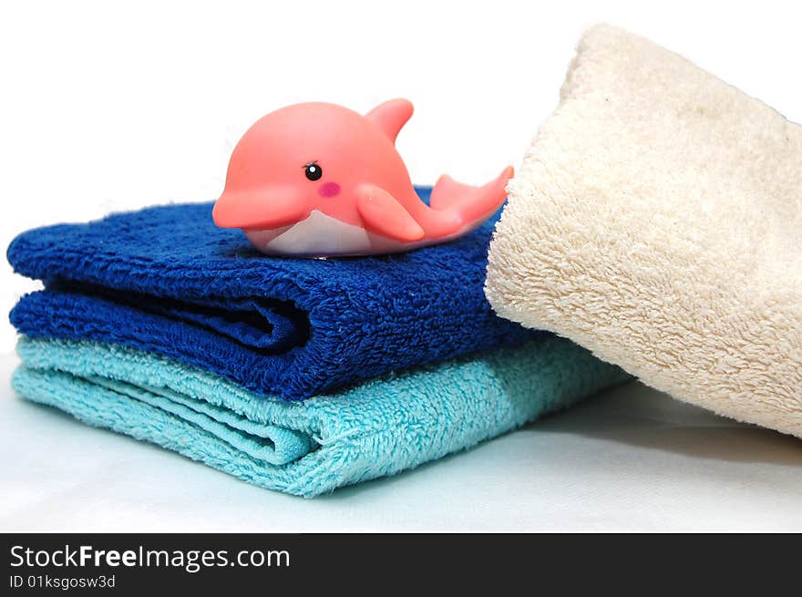 The combined colour towels with a toy