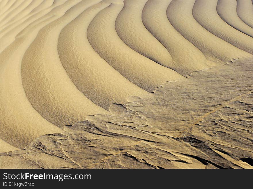 Taklamakan desert. Taklamakan is known as one of the largest sandy deserts in the world, ranking 15th in size in a ranking of the world's largest non-polar deserts. Taklamakan desert. Taklamakan is known as one of the largest sandy deserts in the world, ranking 15th in size in a ranking of the world's largest non-polar deserts.