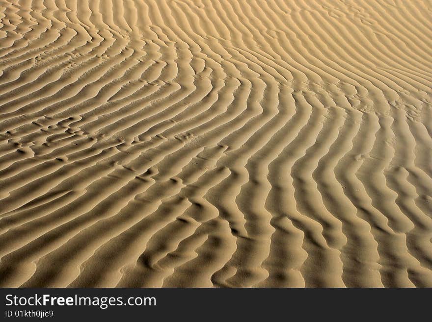 Taklamakan desert. Taklamakan is known as one of the largest sandy deserts in the world, ranking 15th in size in a ranking of the world's largest non-polar deserts. Taklamakan desert. Taklamakan is known as one of the largest sandy deserts in the world, ranking 15th in size in a ranking of the world's largest non-polar deserts.