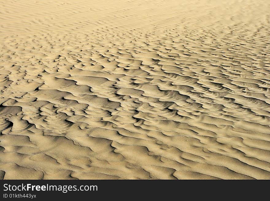 Taklamakan desert. Taklamakan is known as one of the largest sandy deserts in the world, ranking 15th in size in a ranking of the world's largest non-polar deserts. Taklamakan desert. Taklamakan is known as one of the largest sandy deserts in the world, ranking 15th in size in a ranking of the world's largest non-polar deserts.