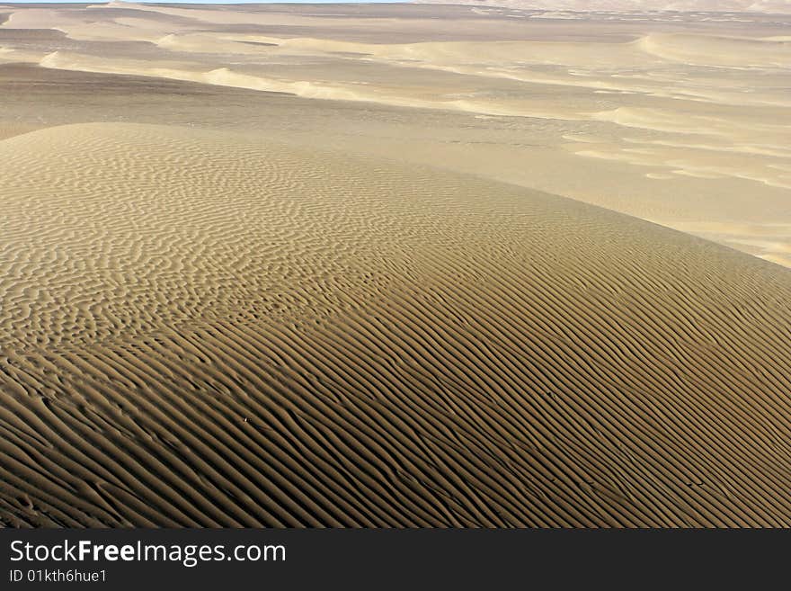 Taklamakan desert. Taklamakan is known as one of the largest sandy deserts in the world, ranking 15th in size in a ranking of the world's largest non-polar deserts. Taklamakan desert. Taklamakan is known as one of the largest sandy deserts in the world, ranking 15th in size in a ranking of the world's largest non-polar deserts.