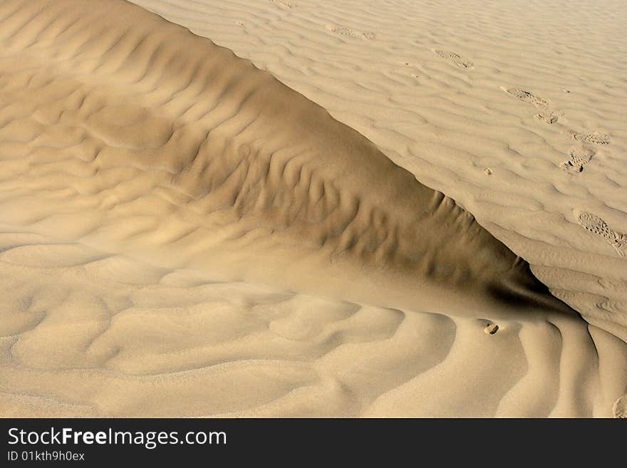 Taklamakan desert. Taklamakan is known as one of the largest sandy deserts in the world, ranking 15th in size in a ranking of the world's largest non-polar deserts. Taklamakan desert. Taklamakan is known as one of the largest sandy deserts in the world, ranking 15th in size in a ranking of the world's largest non-polar deserts.