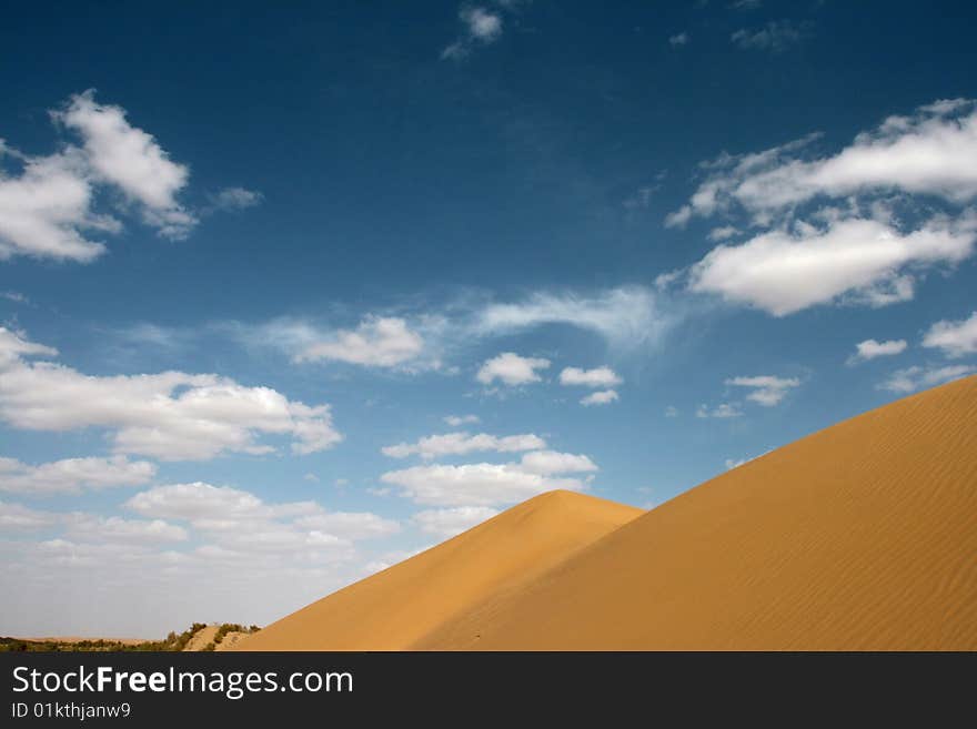 Taklamakan desert. Taklamakan is known as one of the largest sandy deserts in the world, ranking 15th in size in a ranking of the world's largest non-polar deserts. Taklamakan desert. Taklamakan is known as one of the largest sandy deserts in the world, ranking 15th in size in a ranking of the world's largest non-polar deserts.