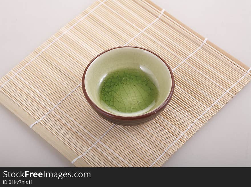 A bamboo mat and round bowl