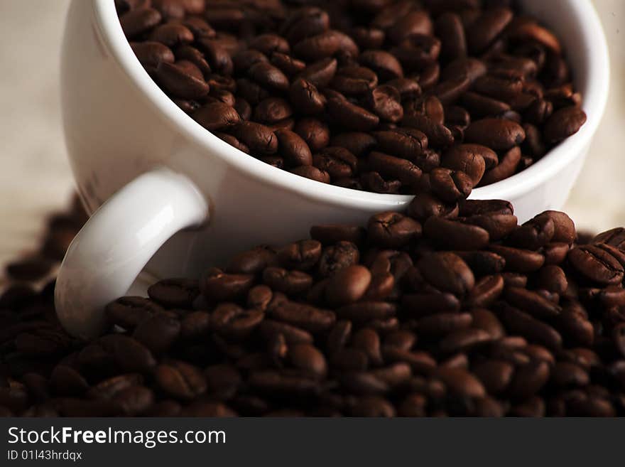 Mug with coffee grains