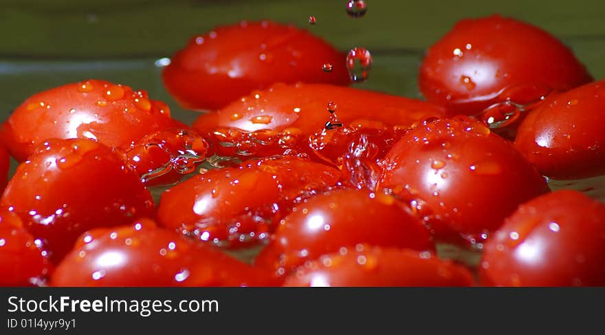 Tomato water droplets fall, the passing water