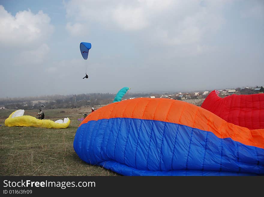 People learns to fly on paraplane in Almaty