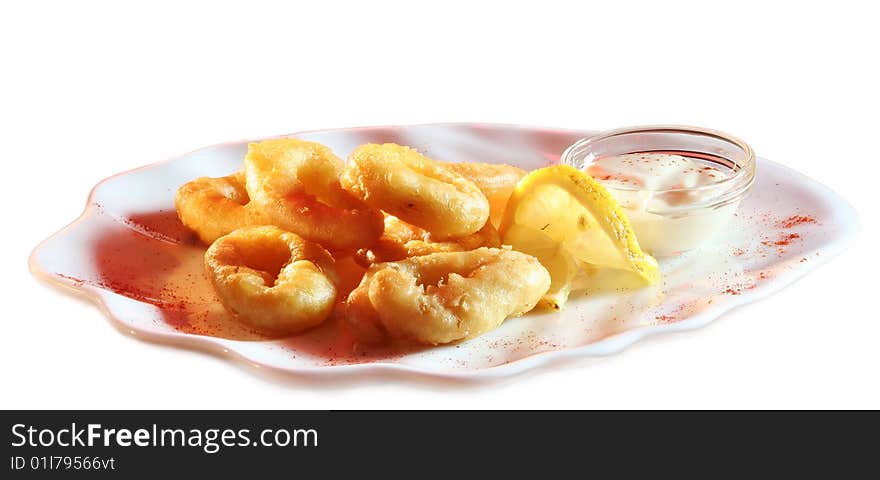 Onion rings with sauce and lemon