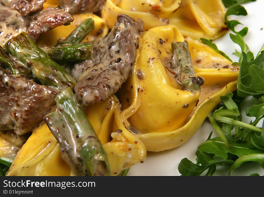 Tortellini with meet and asparagus