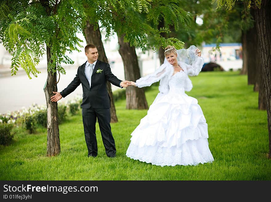 Kiss of bride and groom