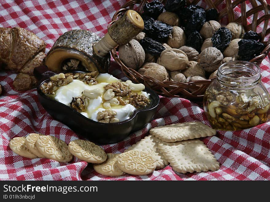 Yoghourt with walnuts and huney. Yoghourt with walnuts and huney