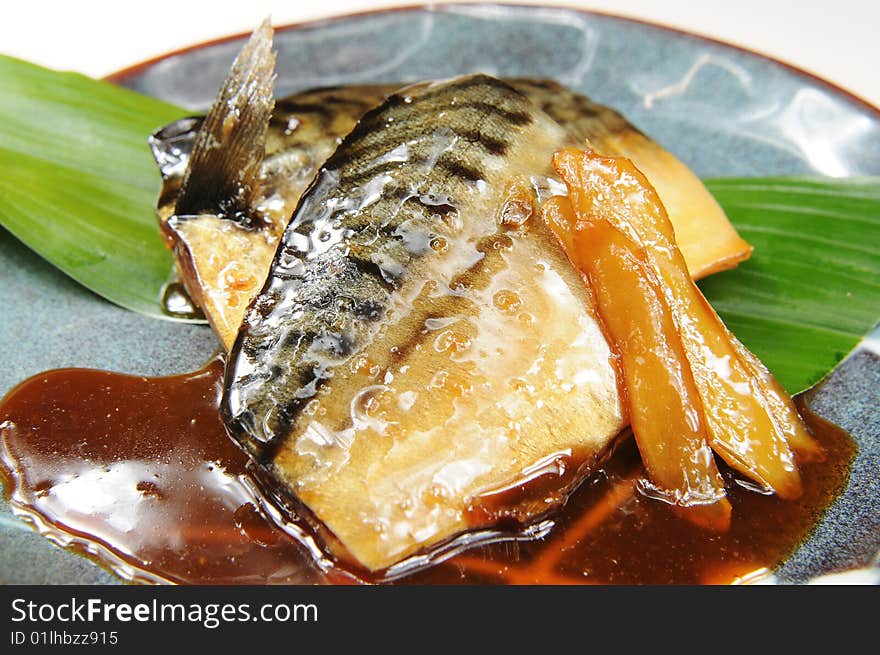 A fried fish with fruit