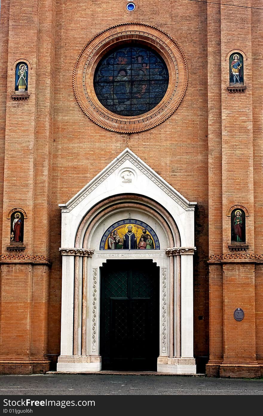 Rose window and portal with statues