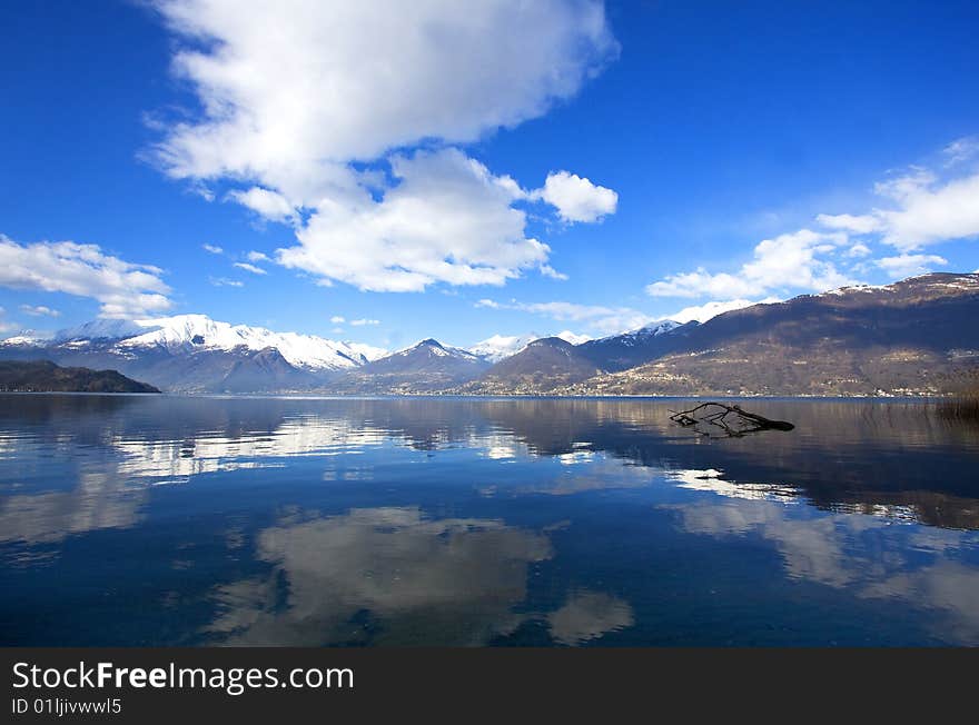 Lake with mountains enuvole white