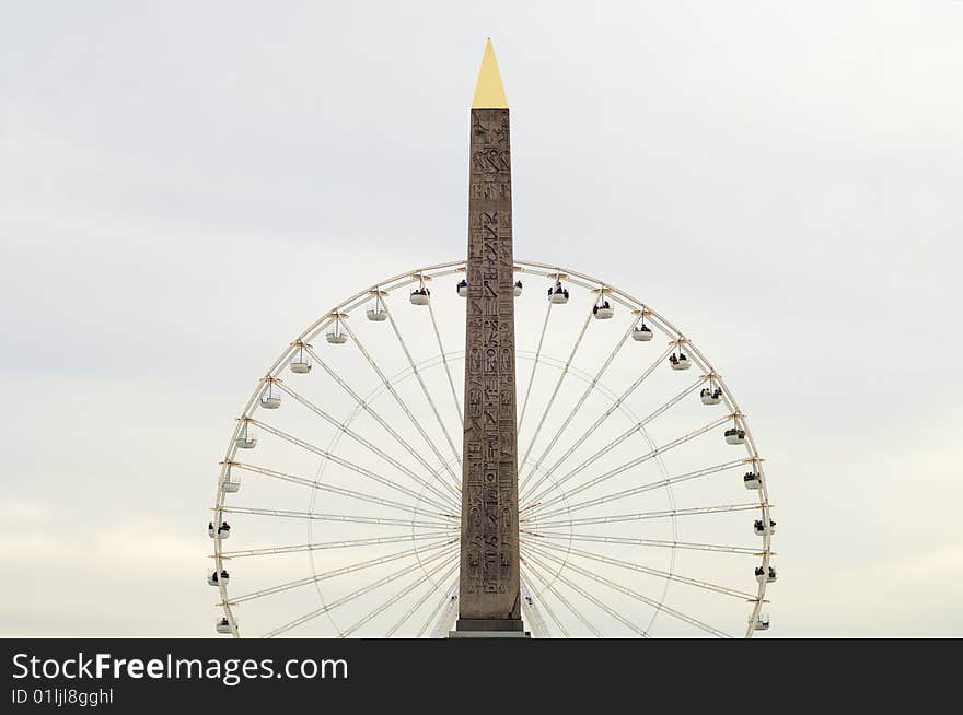 Noria and obelisk in the Place de entente; Paris, France