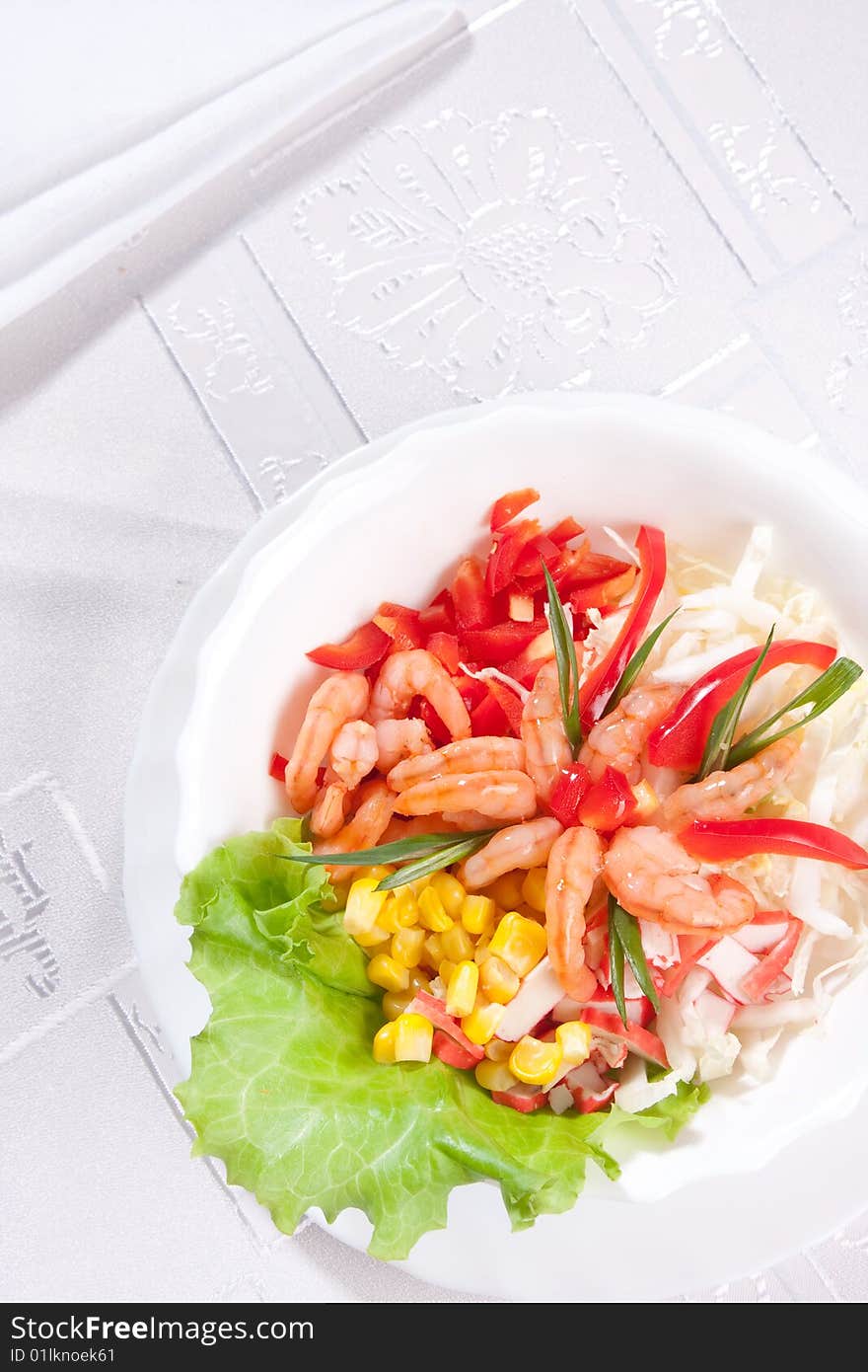 Green salad with prawns and corn