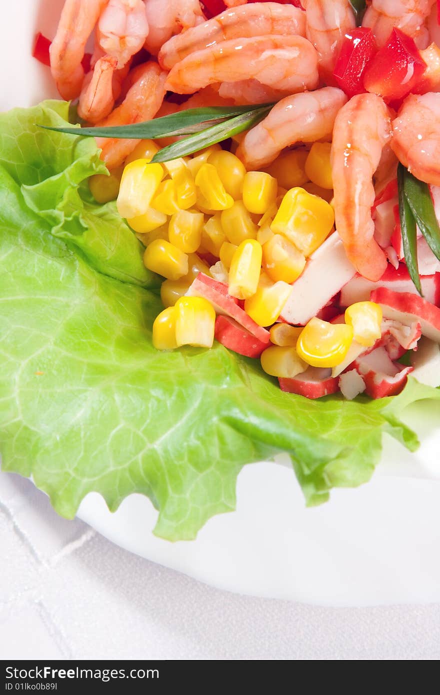 Green salad with prawns and corn